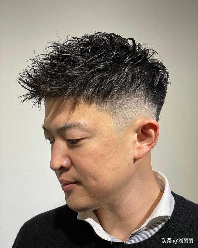 男生头发自来卷适合什么发型