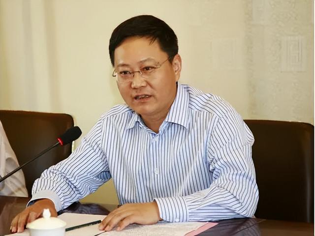 【法治热点榜】网上冒充“老总”诈骗49万 潜逃近一年裕华落网