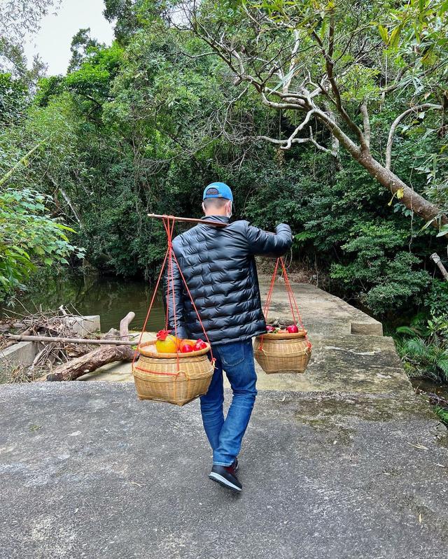 胡杏儿一家回农村过年，不嫌弃简陋环境，老公包揽农活长子挑扁担