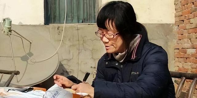 “脑瘫诗人”余秀华，花15万和前夫离婚，46岁嫁给90后小伙子
