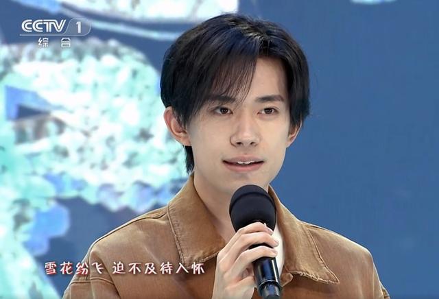五四晚会：赵丽颖大变脸，关晓彤化浓妆，她们俩赢得毫不费力