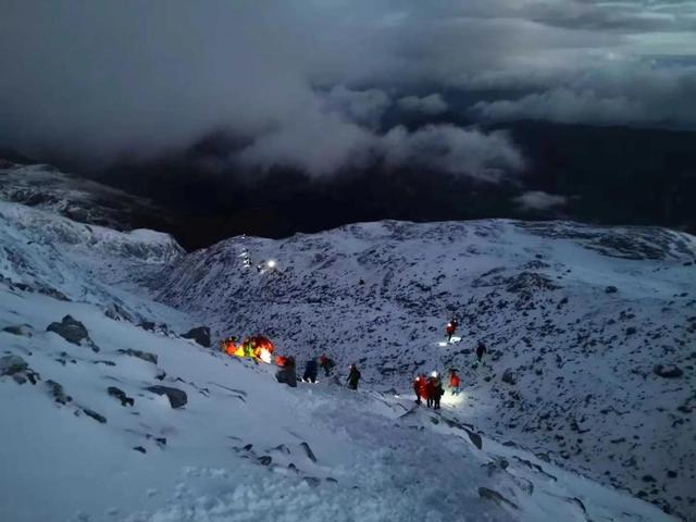 攀登哈巴雪山