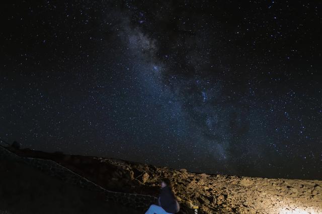 夏威夷最大的休眠火山，砾石散落的地面，是地球上最像火星的地方