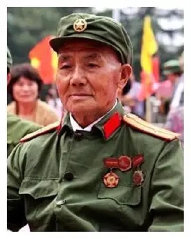 毛主席警卫员隐居深山54年，给女儿看病无意“泄密”，惊动县领导