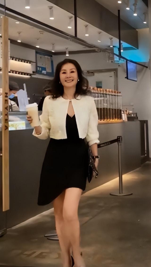 雪瑞姑姑：“冻龄奶奶”走红网络，抖音第一富婆，62岁活成18模样