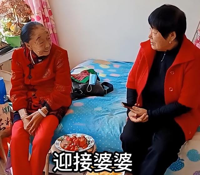 85岁马玉琴迎接70多岁婆婆，牵手逛街场面和谐，网友：丢人现眼