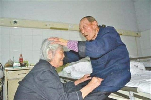 八旬抗战老兵再婚，新婚夜才发现，新娘竟是失散60多年的结发妻子