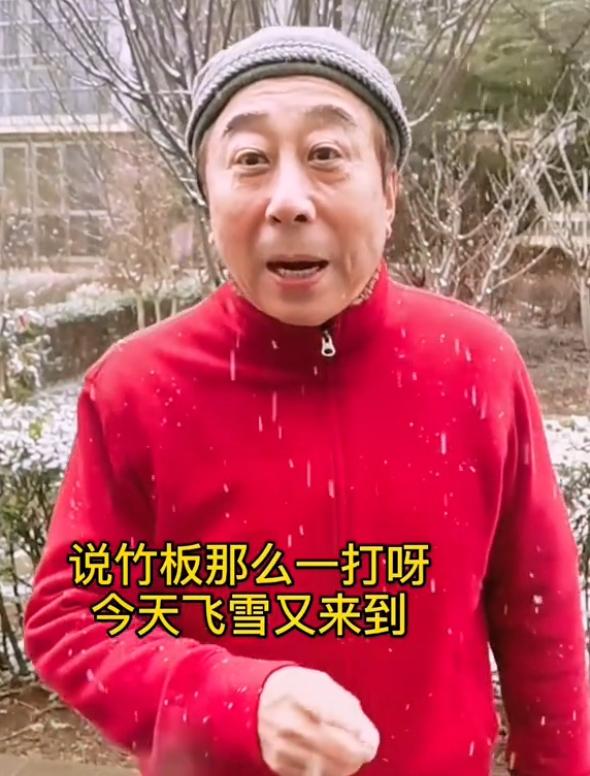 同样是雪天拍段子，冯巩留言区太暖心，潘长江却被嘲讽：别卖惨了