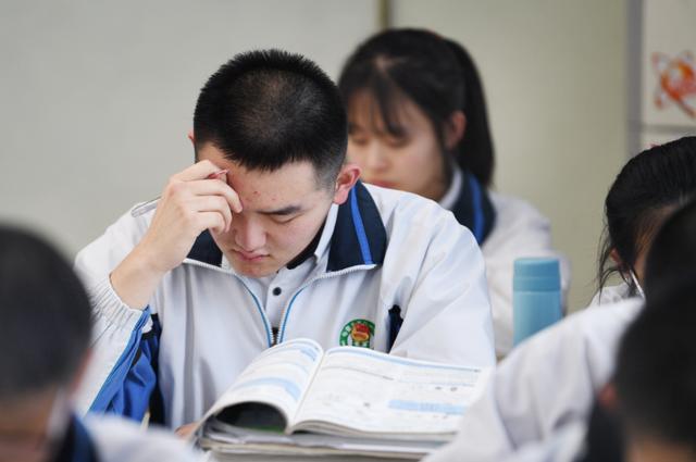 “学英语不如插秧？”人大代表提议取消英语，获大众全力支持