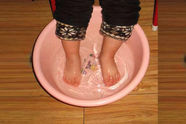 睡前坚持用艾叶泡脚，或许有益于身体健康，不妨转给家人看看