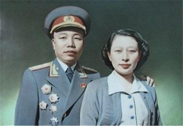 38年毛主席偶遇王新兰，开玩笑说：当心你的肖华被别的姑娘抢走了