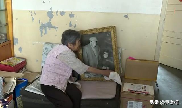 毛主席视察工厂，全厂工人都不开口，只有一人大喊：毛主席好