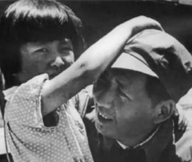 72年李讷离婚，毛主席得知其中原因后，落泪：讷娃的婚事太草率了