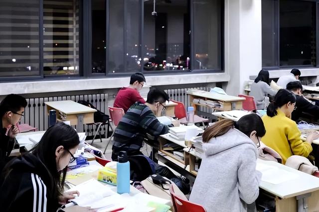高校凌晨发录取通知，超3小时不回作废，“骚操作”令人浮想联翩