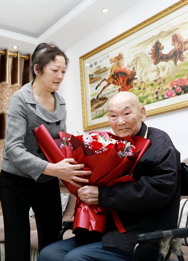 2018年，痴呆老人常说一串数字，儿女听后报告政府：查查我爸身份