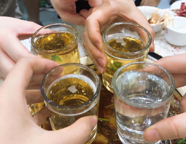 喝水越多排出的尿酸越多？医生提醒：痛风患者，喝水远离3个误区