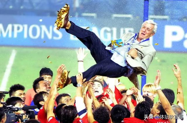 前国足主帅里皮接受采访，十句对九句，并且深谙为人处世之道