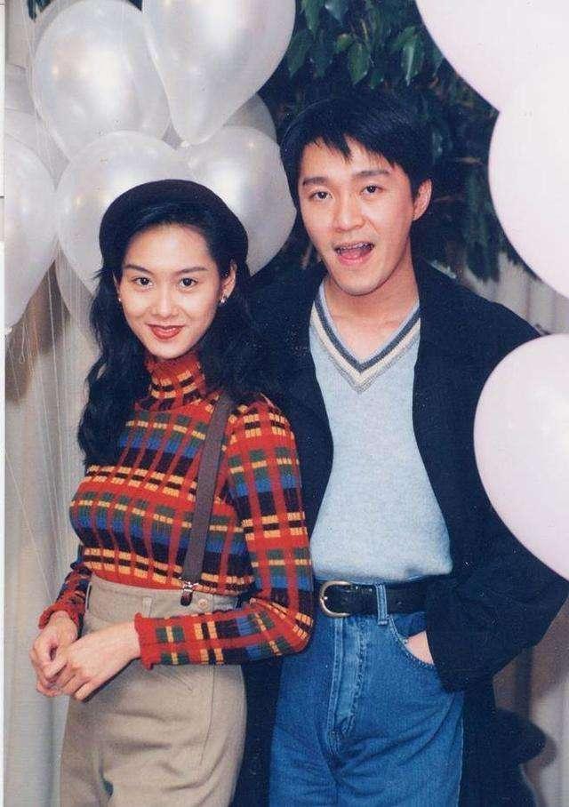 50岁朱茵高调秀恩爱！与黄贯中相爱24年，离开周星驰她过得更好了