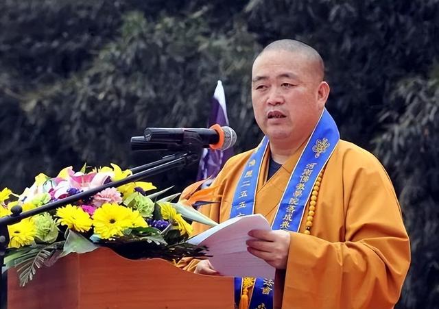 释永信为何被质疑？把他和道禄法师放在一起看，答案就出来了