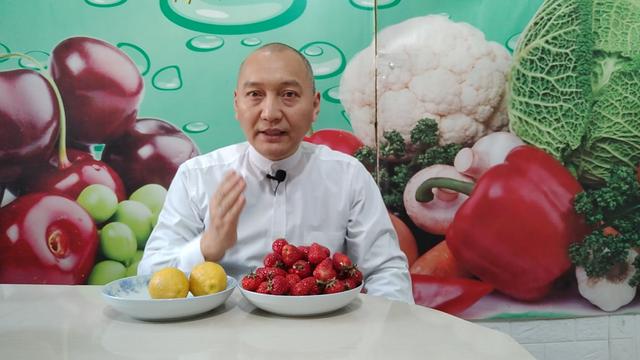草莓配柠檬榨成汁喝，烦人的“痛风”远离我，快去试试吧