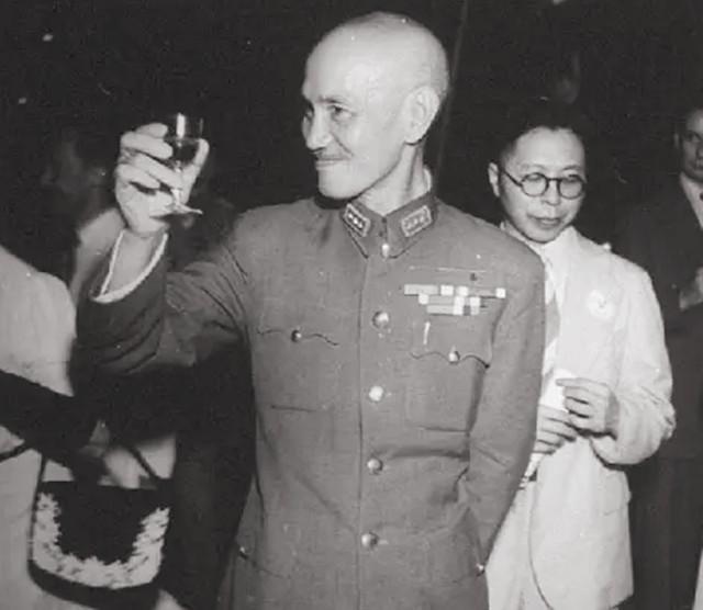 1945年重庆谈判，监视毛主席的宪兵落泪，营长由衷感慨：天下少有