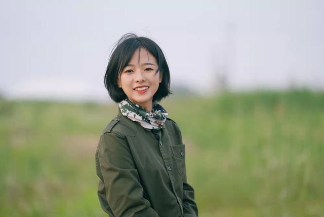 她还会在网上分享自己的美照,私下里的庄晓莹俏皮可爱,生活照简直"