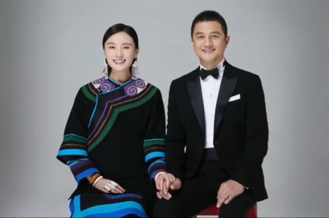 李嫣升级当姐后首露面，与闺蜜合影大秀小蛮腰，星味十足像极王菲