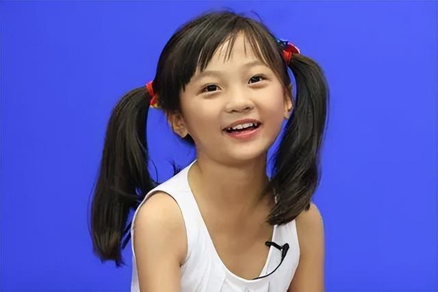 那时候林妙可五官精致,长得相当可爱.