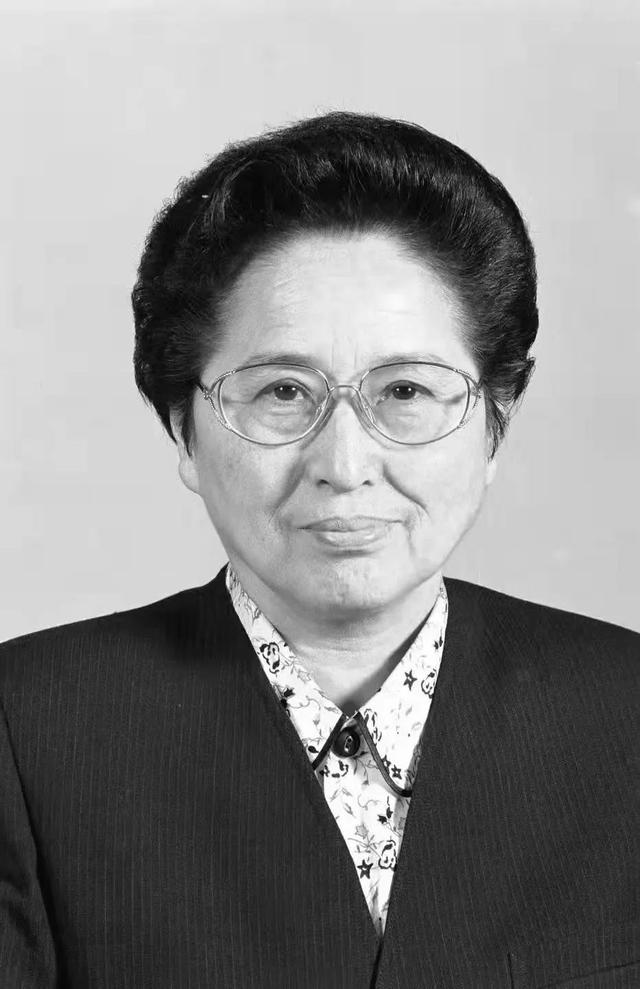 何鲁丽的家史，父亲何思源大义抗日，祖上多位进士铁面举贤