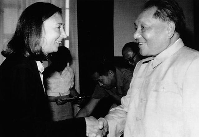 80年记者问邓小平：天安门毛主席像是否永远保留？邓小平如何作答