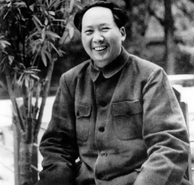 1971年深夜，毛主席做出一划时代的重大决定后，催促道：快打电话