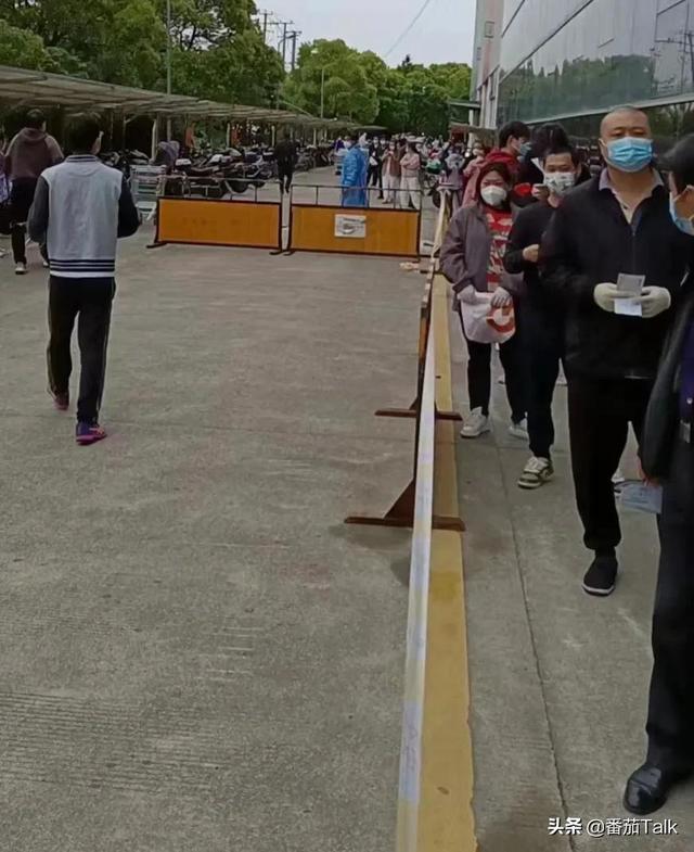 疫情之下的防范区，浦东居民外出买菜遇高峰时段，排队用两个小时