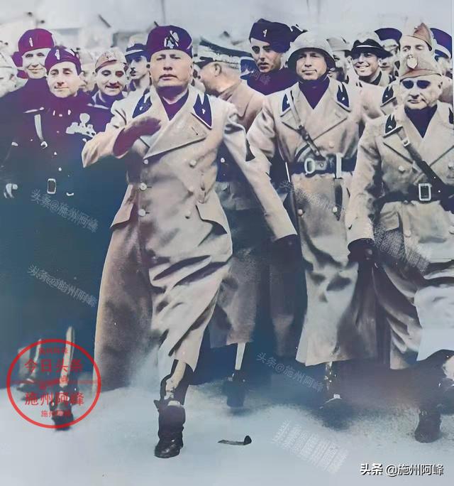 老照片：得到特殊礼物的希特勒，向苏联发射炮弹的意大利士兵