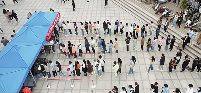 丰富五一假期生活，郑州一高校买3200斤鱼请师生吃全鱼宴，真贴心