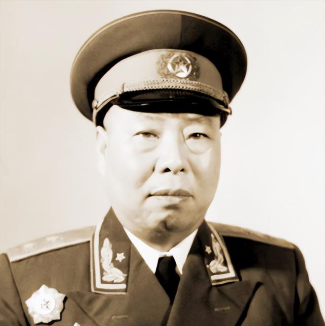 连长被调往师部当排长，本是降级任用，一看部下把他乐坏了