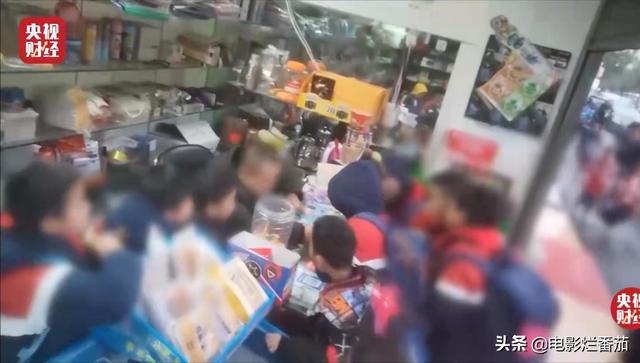 烟灰、脚气，为何会与知名酸菜挂钩？315晚会揭露的黑幕触目惊心