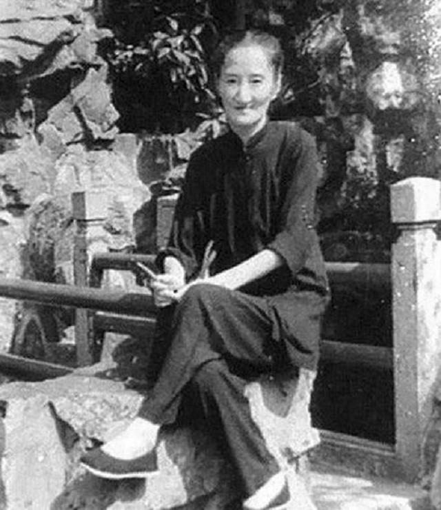 1965年，陆小曼凄凉离世；墓碑上9字敬称，成为她人生的最大讽刺