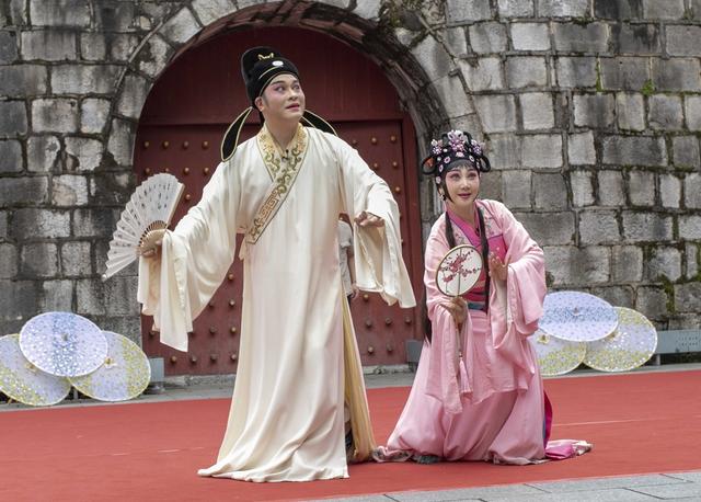桂林：桂剧、彩调经典片段在古南门实景展演