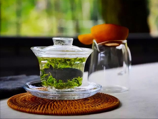 绿茶放了10年还能喝吗？绿茶的最佳饮用期，到底是多长时间？