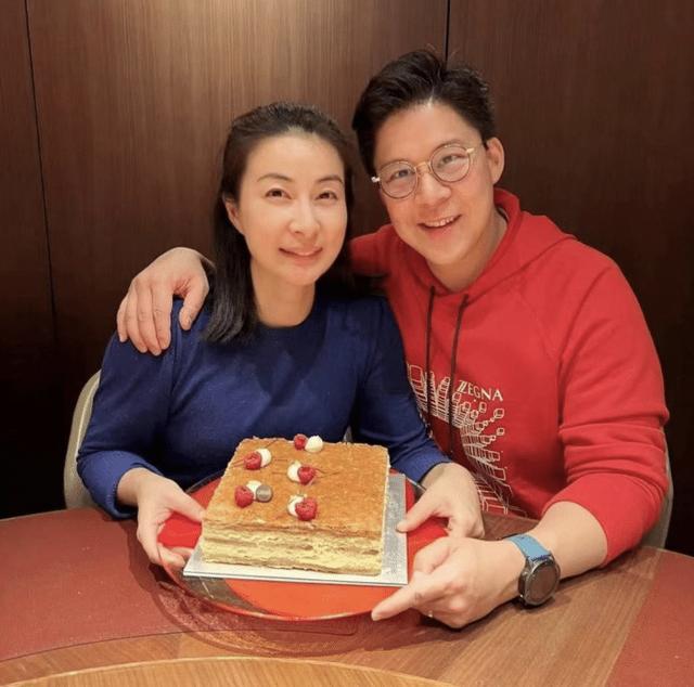 霍启刚全家外出就餐，大女儿高清正脸首次曝光，灵动可爱像郭晶晶