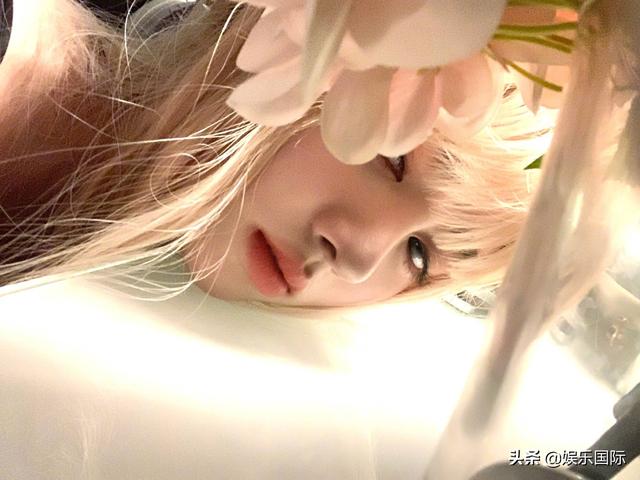 鞠婧祎晒四宫格美照 金发亮眼