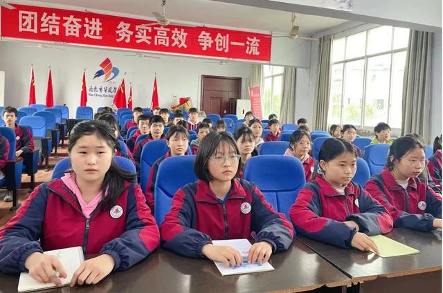 厉兵秣马，决胜百日——华凤学校举行中考百日誓师大会