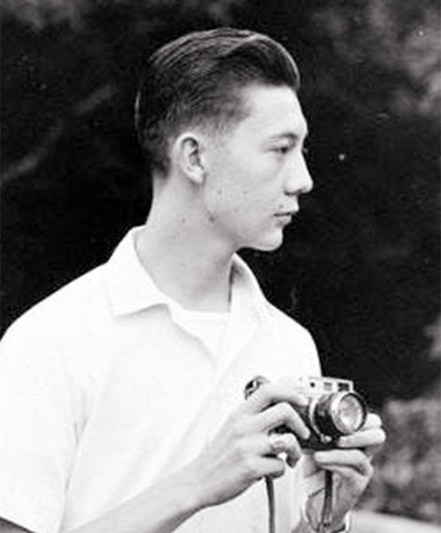 蒋介石长孙瘫痪在床19年，智力退化至五岁，蒋经国：爸爸对不起你