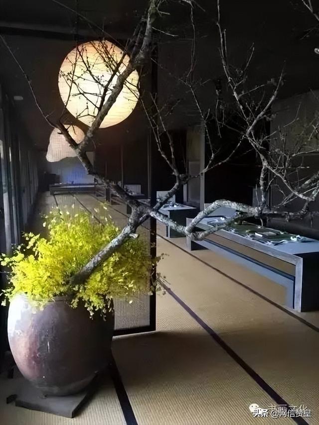 静坐常思己过，闲谈莫论人非。