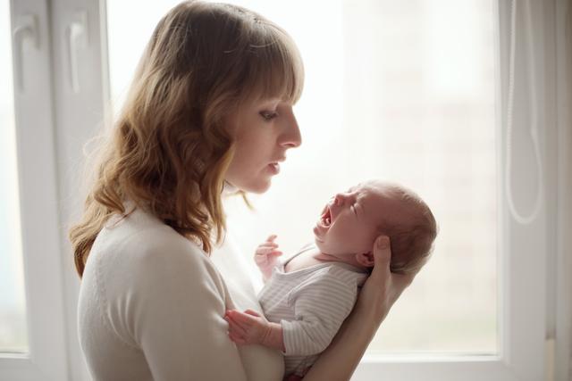 《新生儿常见的6种症状，新手爸妈要学会判断哪种正常，哪种不正常》