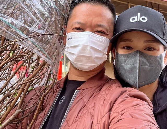 胡杏儿一家回农村过年，不嫌弃简陋环境，老公包揽农活长子挑扁担