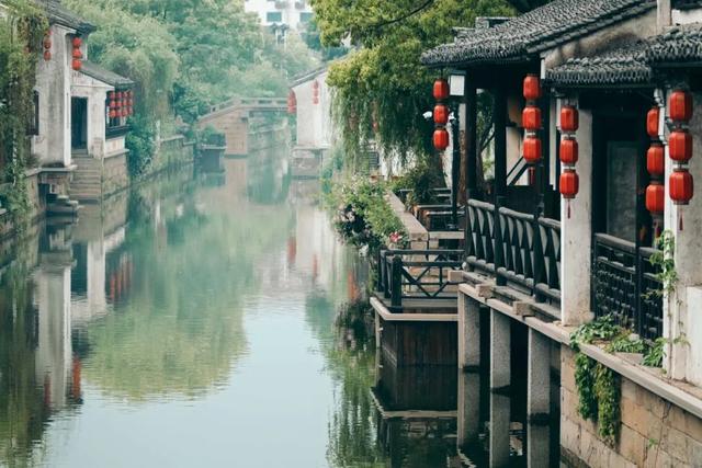 除了在家做“畊宏女孩”，也要去古镇看看花开呀~