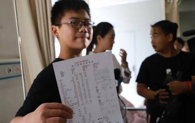 9岁网红杀鱼弟：从一夜爆红到痛喝百草枯，只因赔了两毛钱