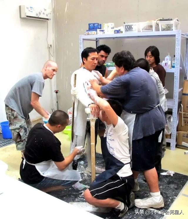 原来男演员都穿假肌肉衣，高伟光、甄子丹都穿，任嘉伦被骂得最惨