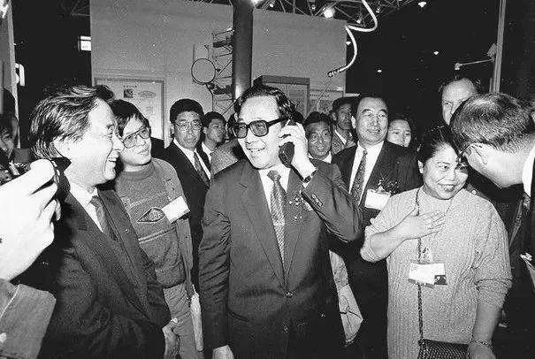 国产手机30年兴衰史：波导最终依靠放贷度日，熊猫两年就破产